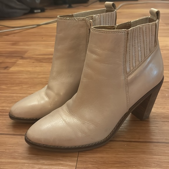 Nude Pointed Tow Western Flair Lucky Brand Heeled Boots - Picture 3 of 7